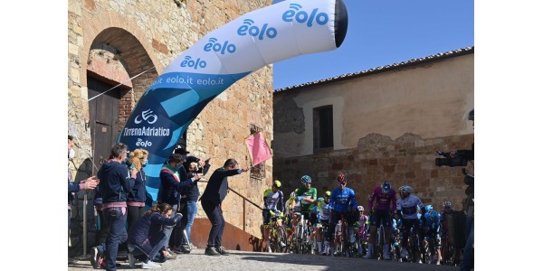 Caleb Ewan sprint sur la promenade pour gagner